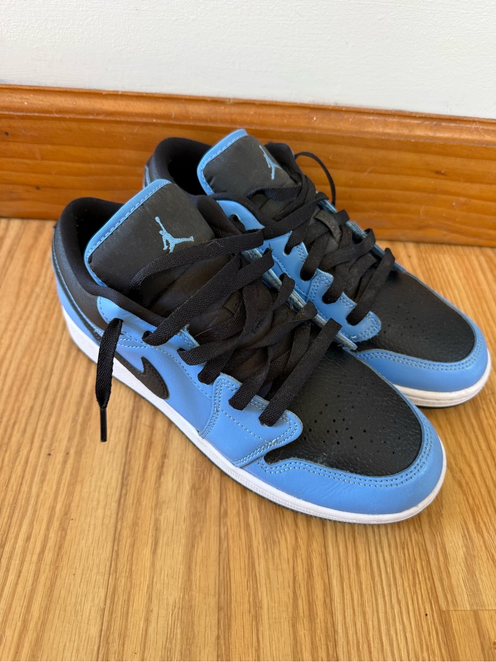 Jordan Low Top Sneakers in Black and University Blue